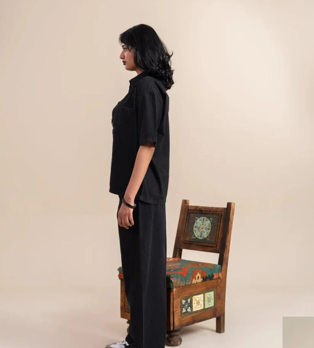 Key Features: Premium charcoal black denim — deep, fade-resistant tone Barrel leg cut — wide through the thigh, tapered at the ankle High-rise waistband — flattering fit that cinches and lengthens Stretch denim blend — effortless comfort for all-day wear Classic 5-pocket design with zip-fly fastening Available in sizes XS to XXL