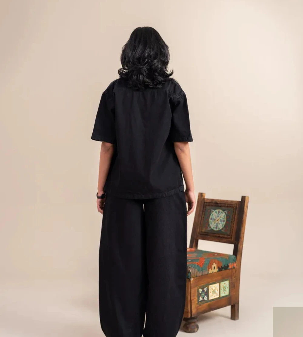 Key Features: Premium charcoal black denim — deep, fade-resistant tone Barrel leg cut — wide through the thigh, tapered at the ankle High-rise waistband — flattering fit that cinches and lengthens Stretch denim blend — effortless comfort for all-day wear Classic 5-pocket design with zip-fly fastening Available in sizes XS to XXL