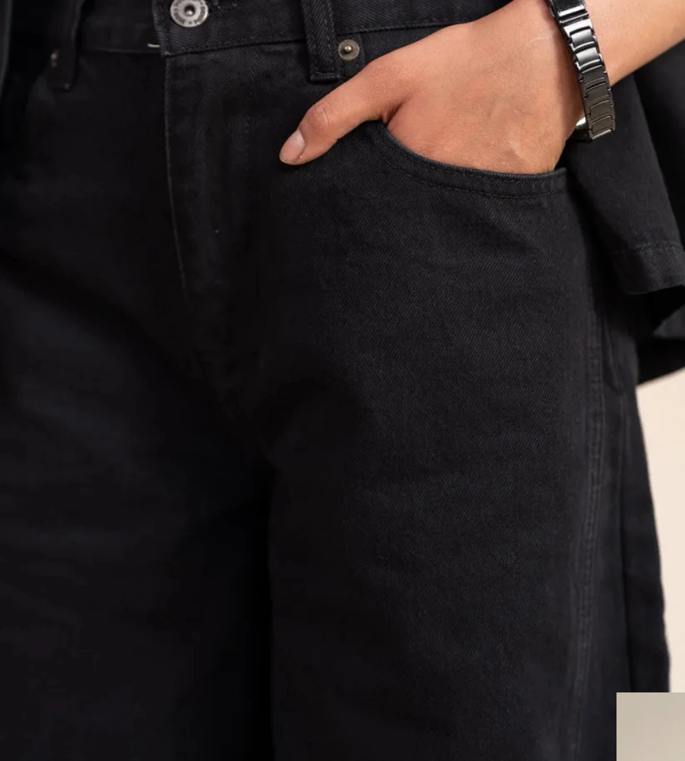 Key Features: Premium charcoal black denim — deep, fade-resistant tone Barrel leg cut — wide through the thigh, tapered at the ankle High-rise waistband — flattering fit that cinches and lengthens Stretch denim blend — effortless comfort for all-day wear Classic 5-pocket design with zip-fly fastening Available in sizes XS to XXL